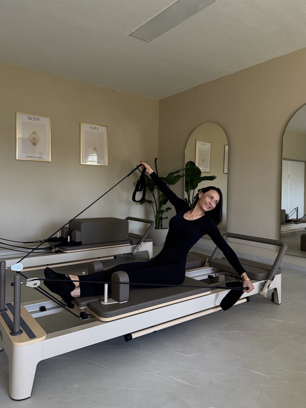 Fließende Reformer-Pilates-Übung im OPilates Studio